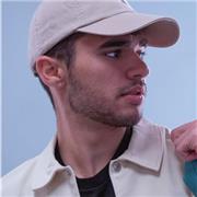 Estudiante de ingeniería informática da clases de matemáticas